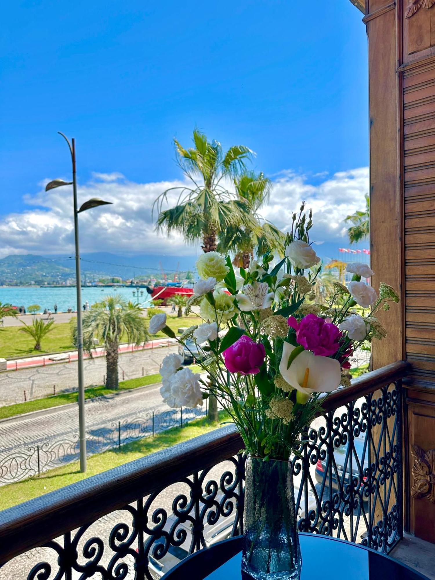 Emerald Hotel Батумі Екстер'єр фото
