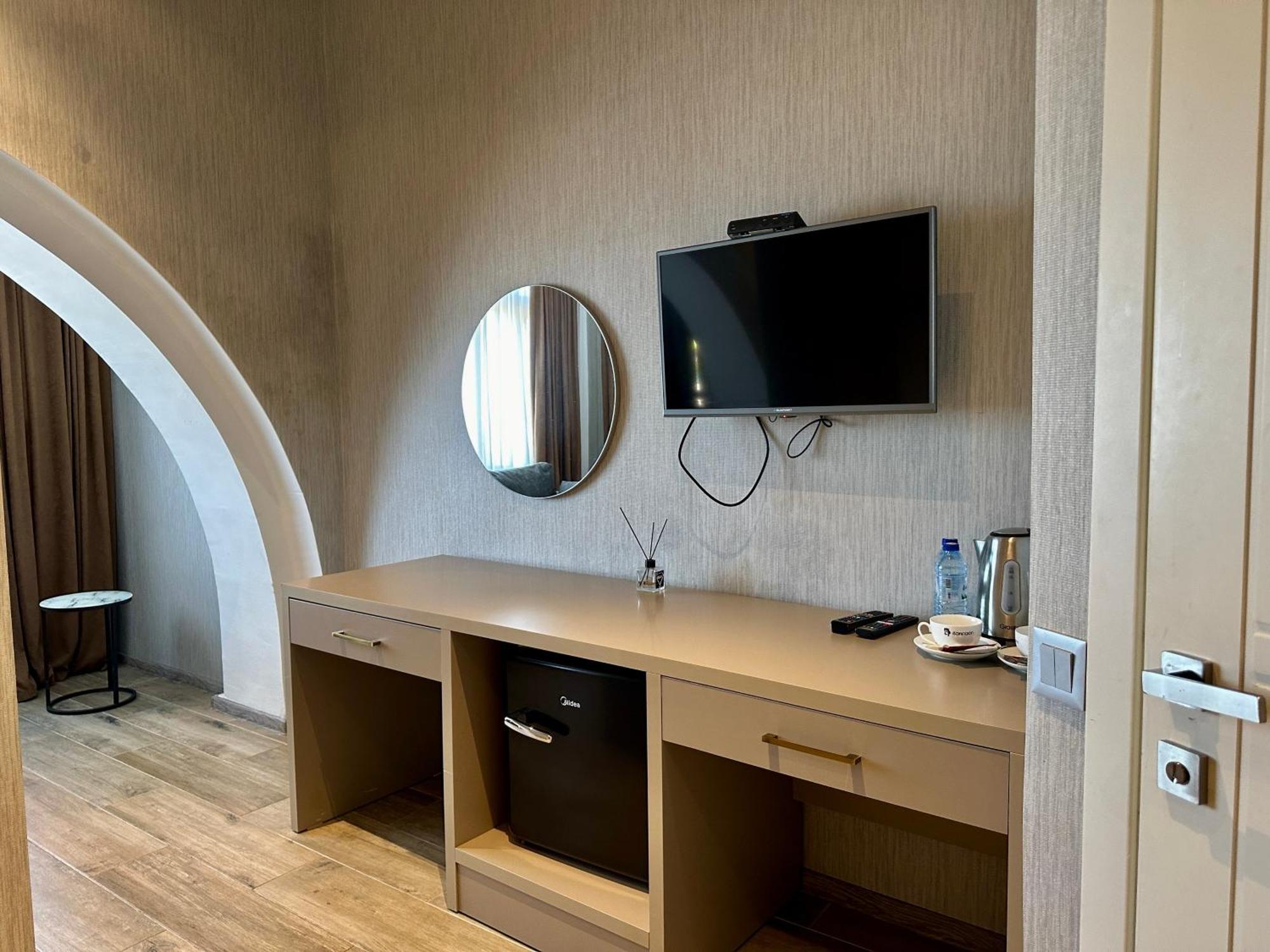 Emerald Hotel Батумі Екстер'єр фото