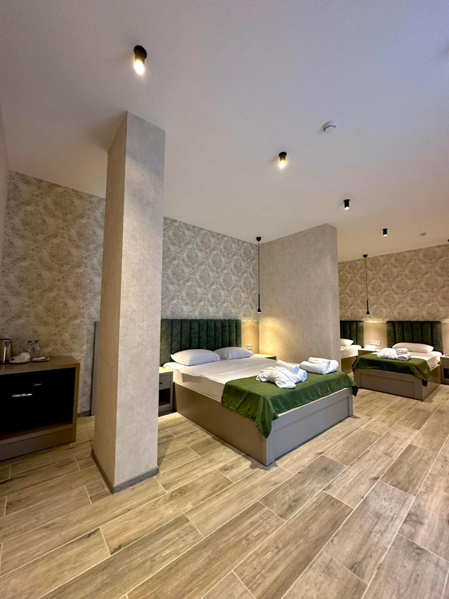 Emerald Hotel Батумі Екстер'єр фото