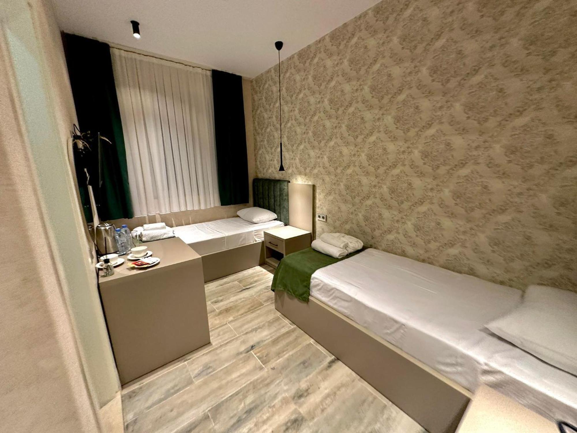Emerald Hotel Батумі Екстер'єр фото