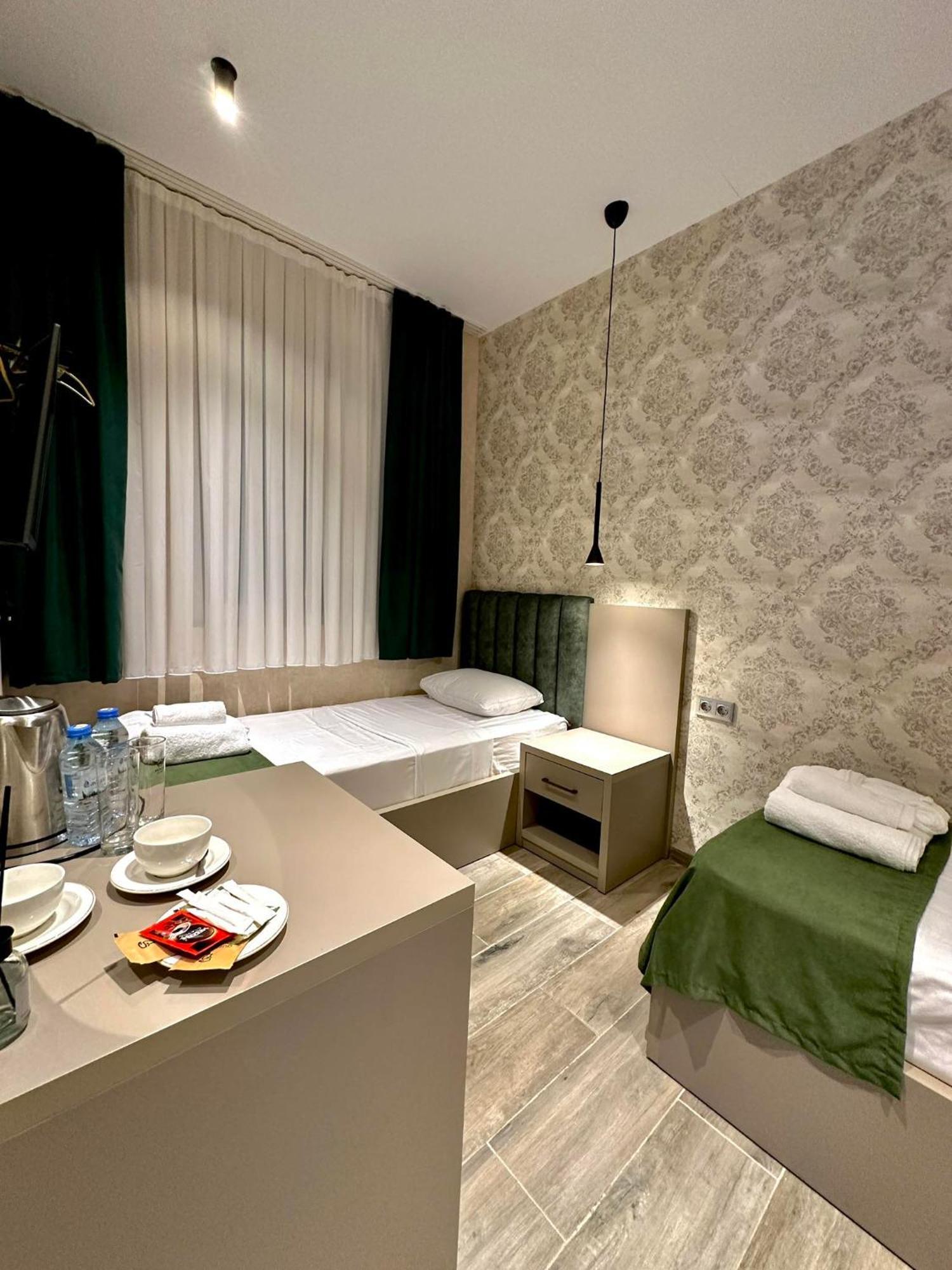 Emerald Hotel Батумі Екстер'єр фото