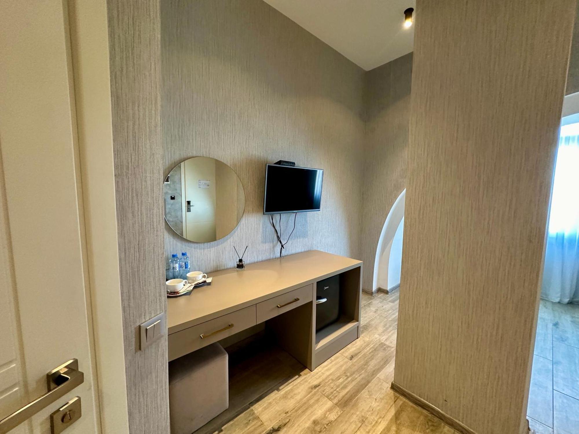 Emerald Hotel Батумі Екстер'єр фото