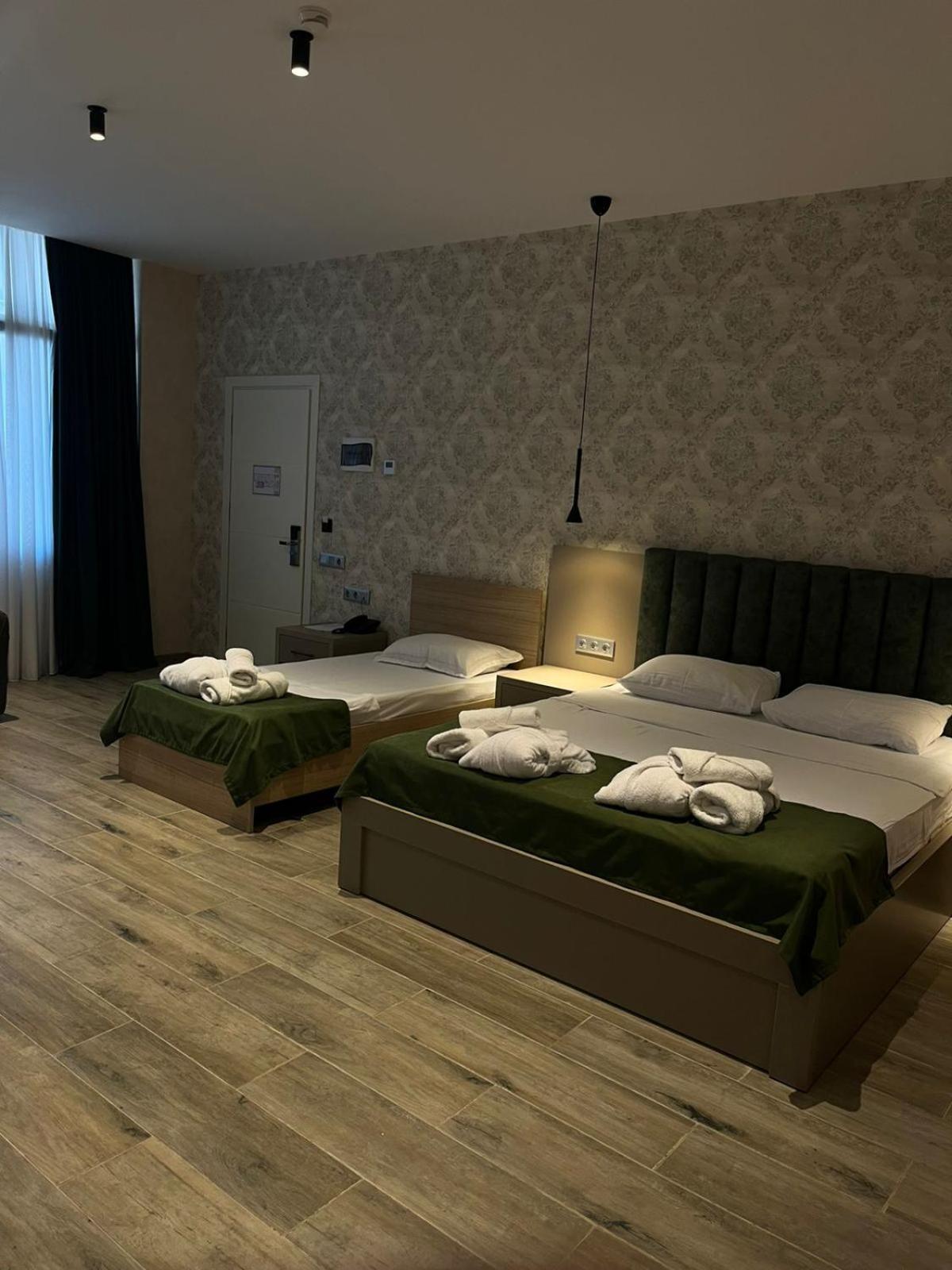 Emerald Hotel Батумі Екстер'єр фото
