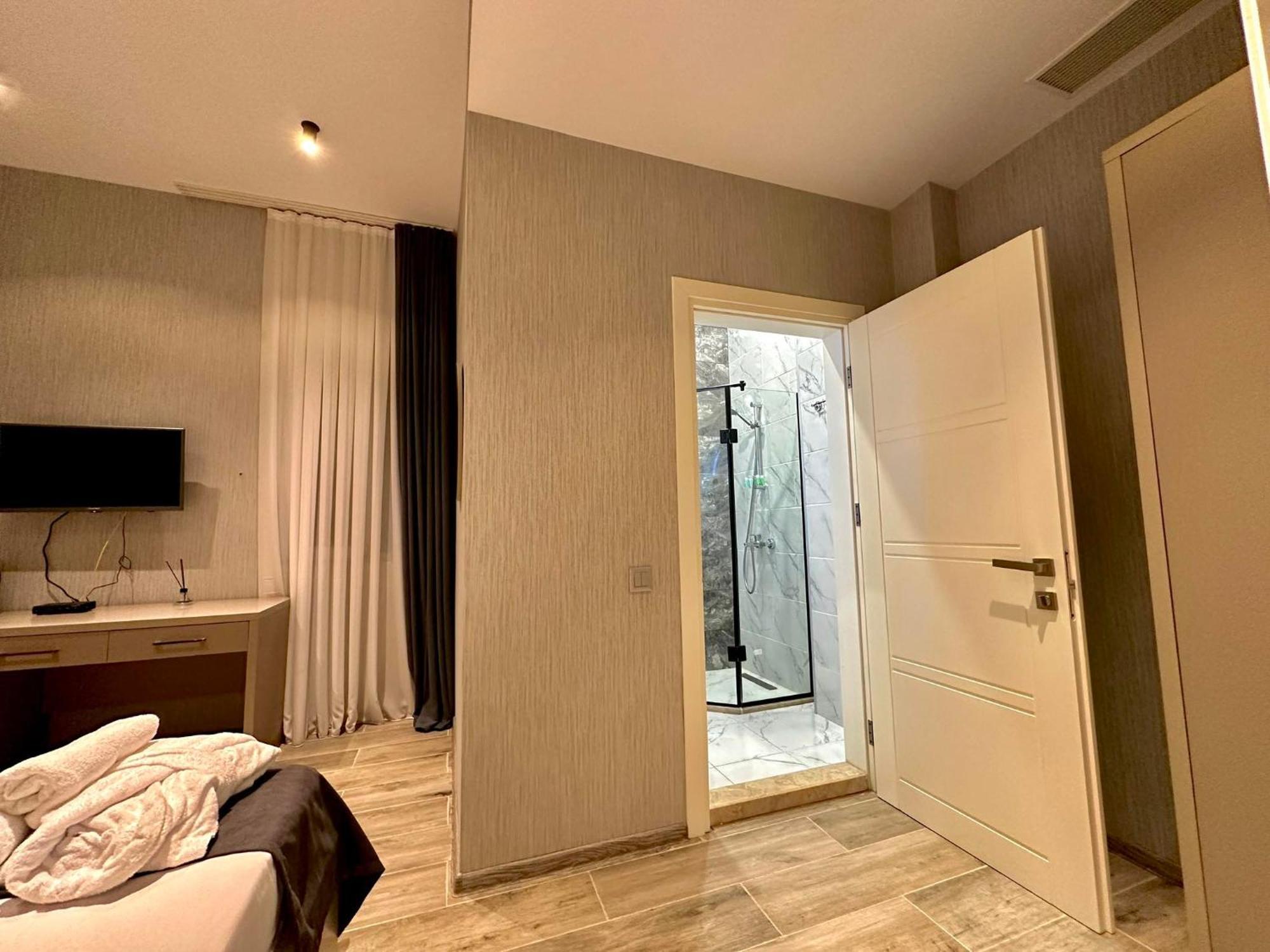 Emerald Hotel Батумі Екстер'єр фото