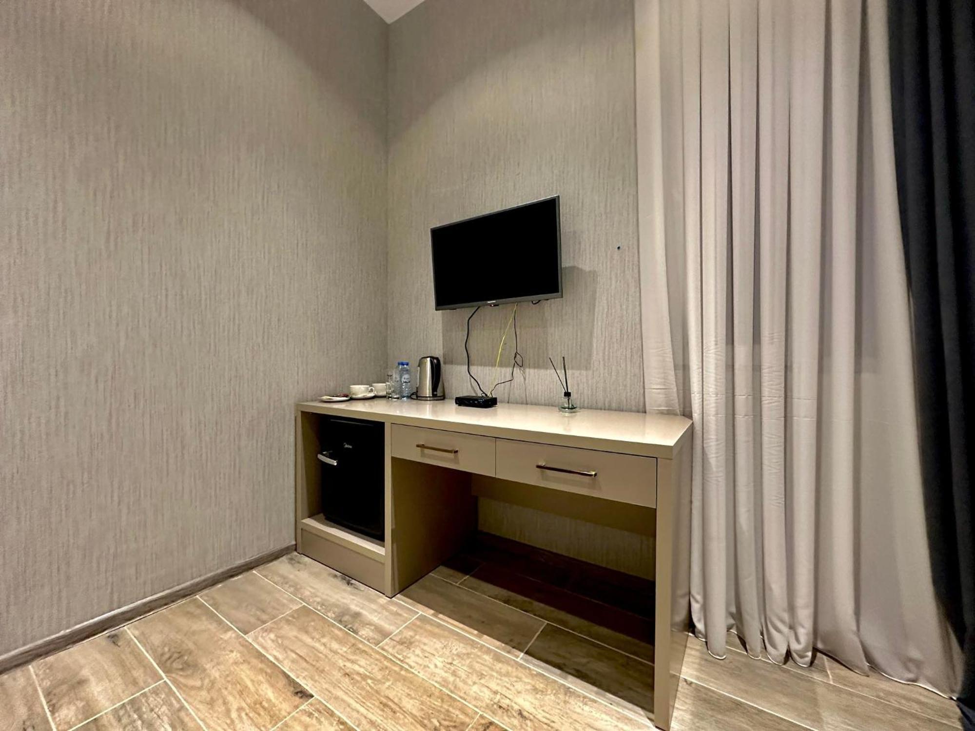 Emerald Hotel Батумі Екстер'єр фото